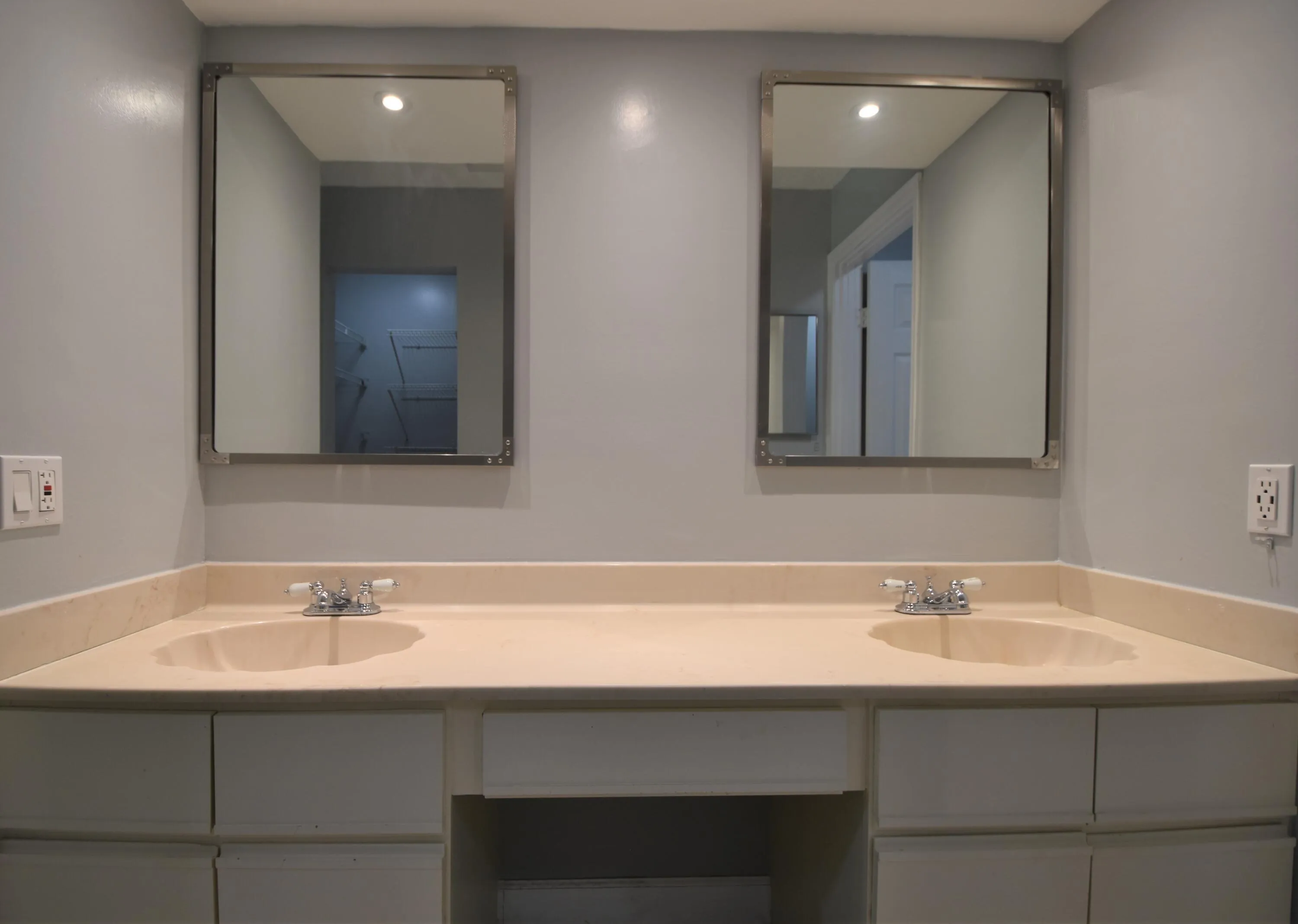 Master Bathroom w/ Dual Sinks