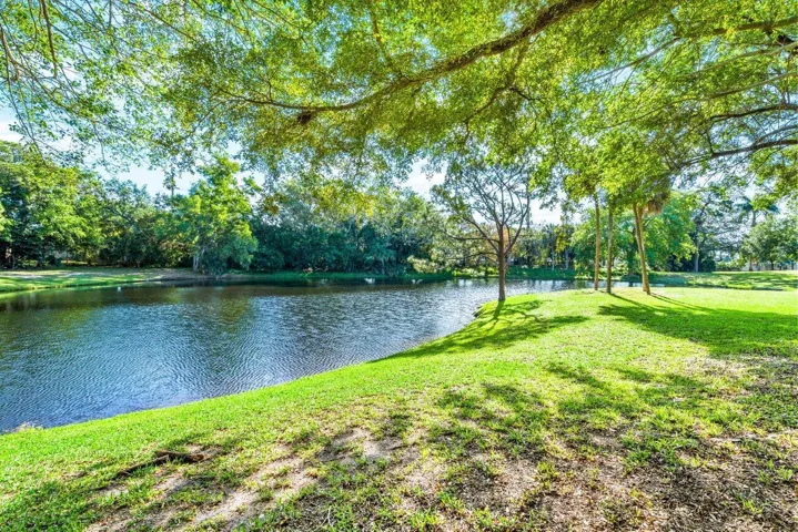 Lovely Lakefront Backyard