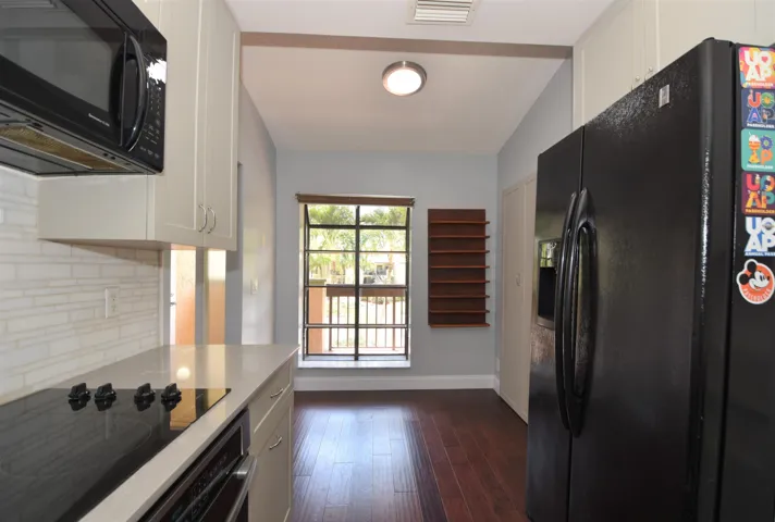 Eat-In Kitchen