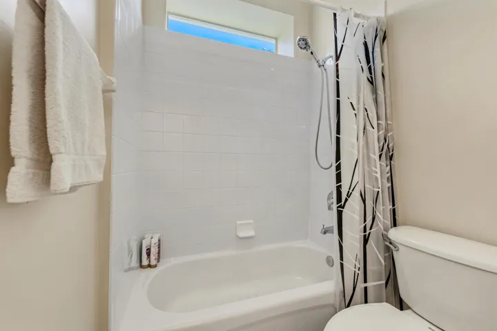 2nd Barhroom/Tub