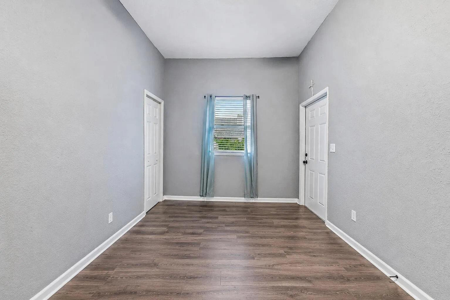Living Space/Entry