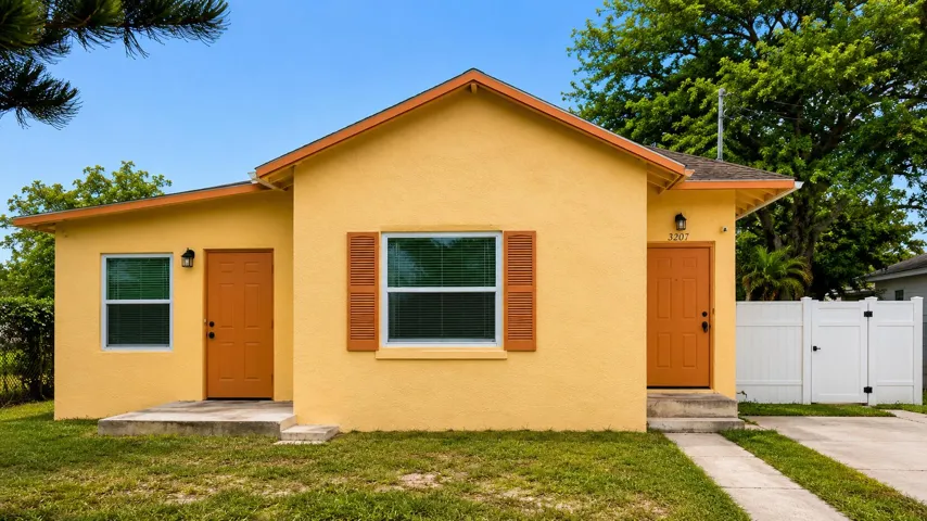 3207PinewoodFRONT1