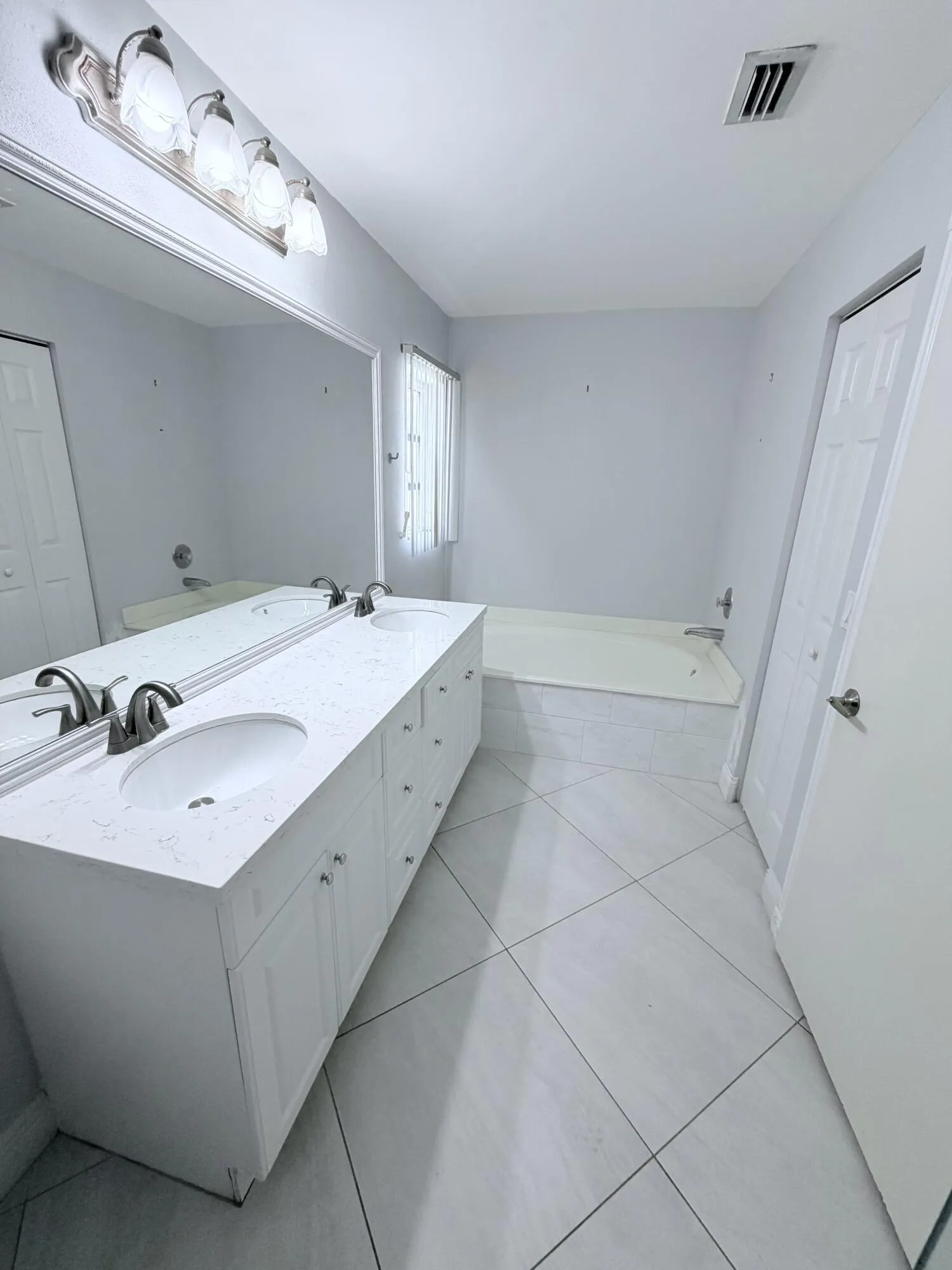 Master bath with soaking tub