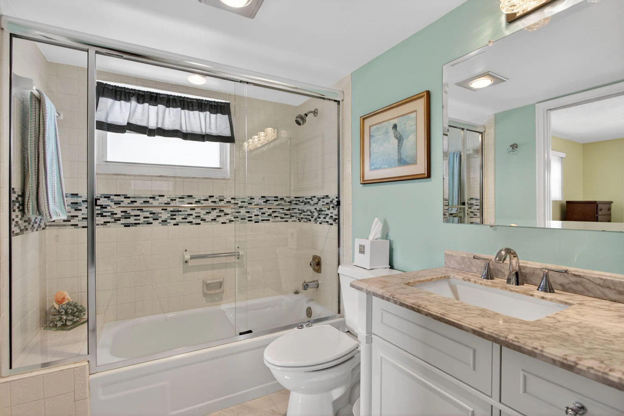 MAIN BATHROOM TUB/SHOWER