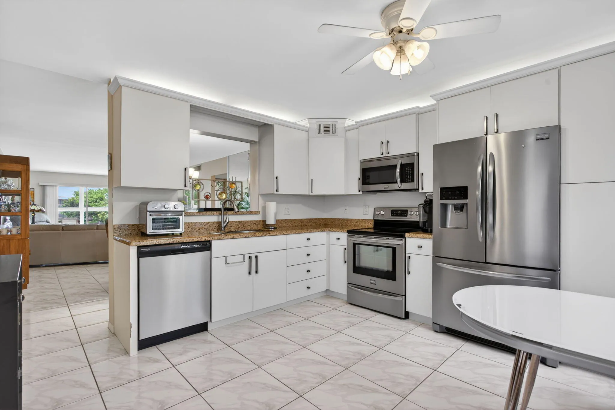 LARGE EAT IN KITCHEN