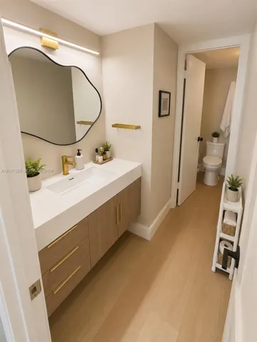 Main bathroom with shower/tub