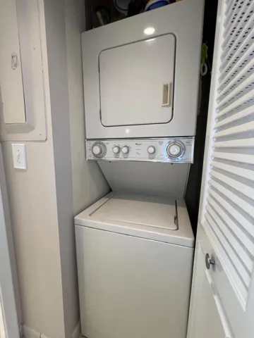 Washer/Dryer Inside