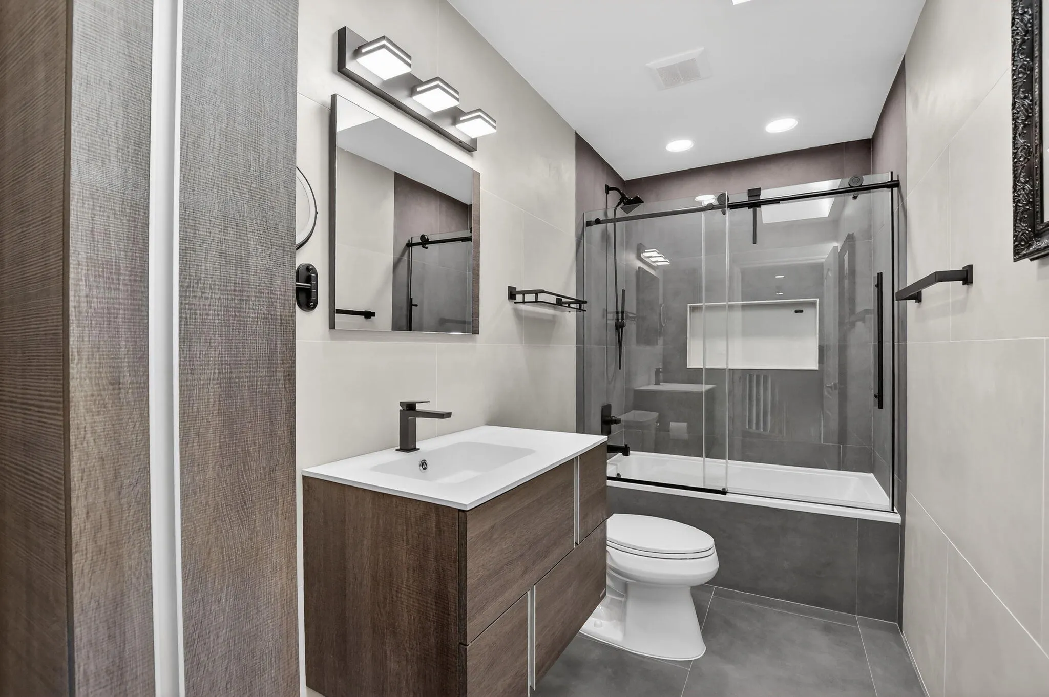 2nd bedroom full bathroom