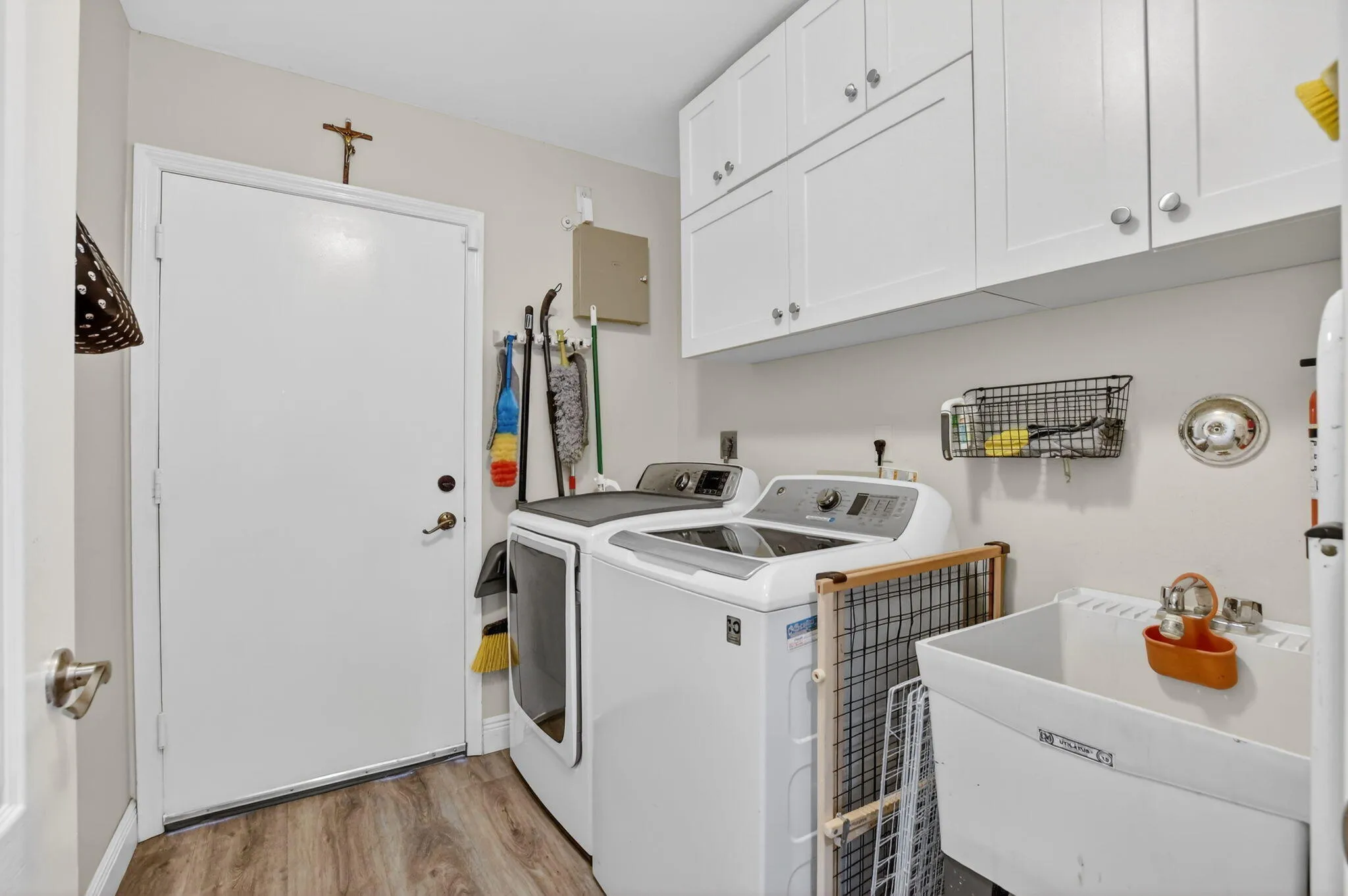 Laundry Room/Sink with cabinets for storage