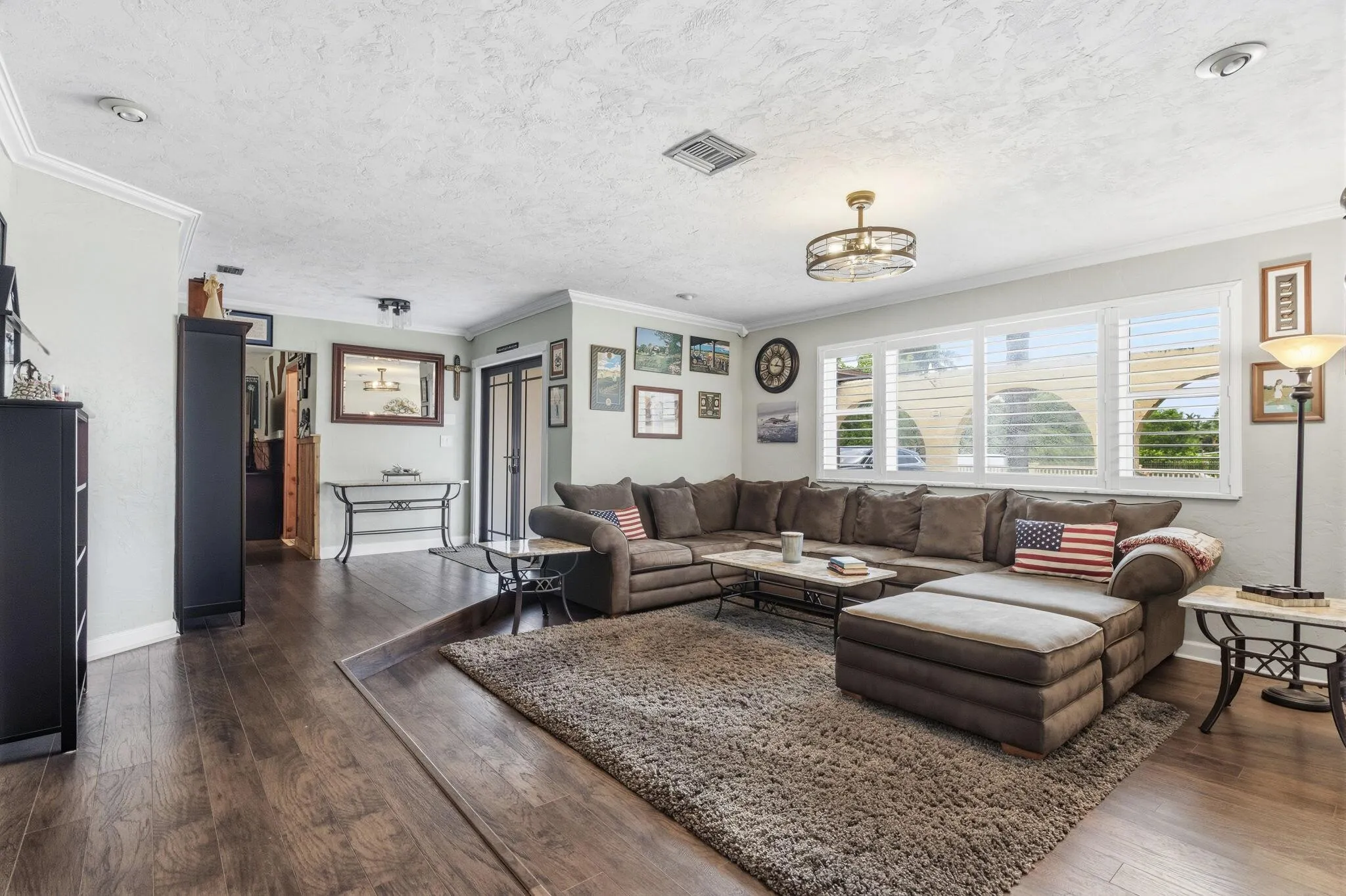 Entry/Living room