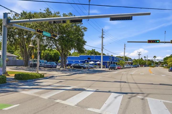 A short distance to Wilton Drive, where you'll enjoy the best of dining, entertainment, and the neighborhood lifestyle.