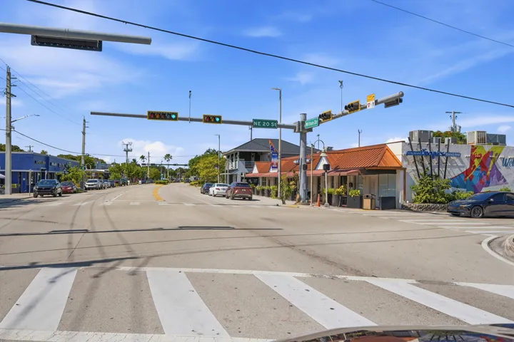 Nearby Wilton Drive provides easy access to shopping, dining, cafés, and year round events.
