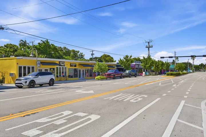 Wilton Drive offers a variety of local restaurants, boutiques, and entertainment just minutes away.