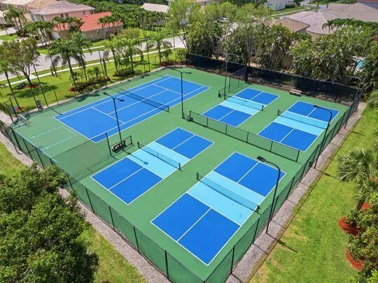 Can walk to the clubhouse and amenities