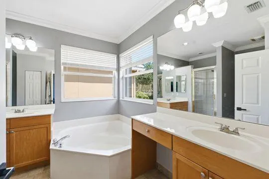 Dual sinks, garden tub and shower
