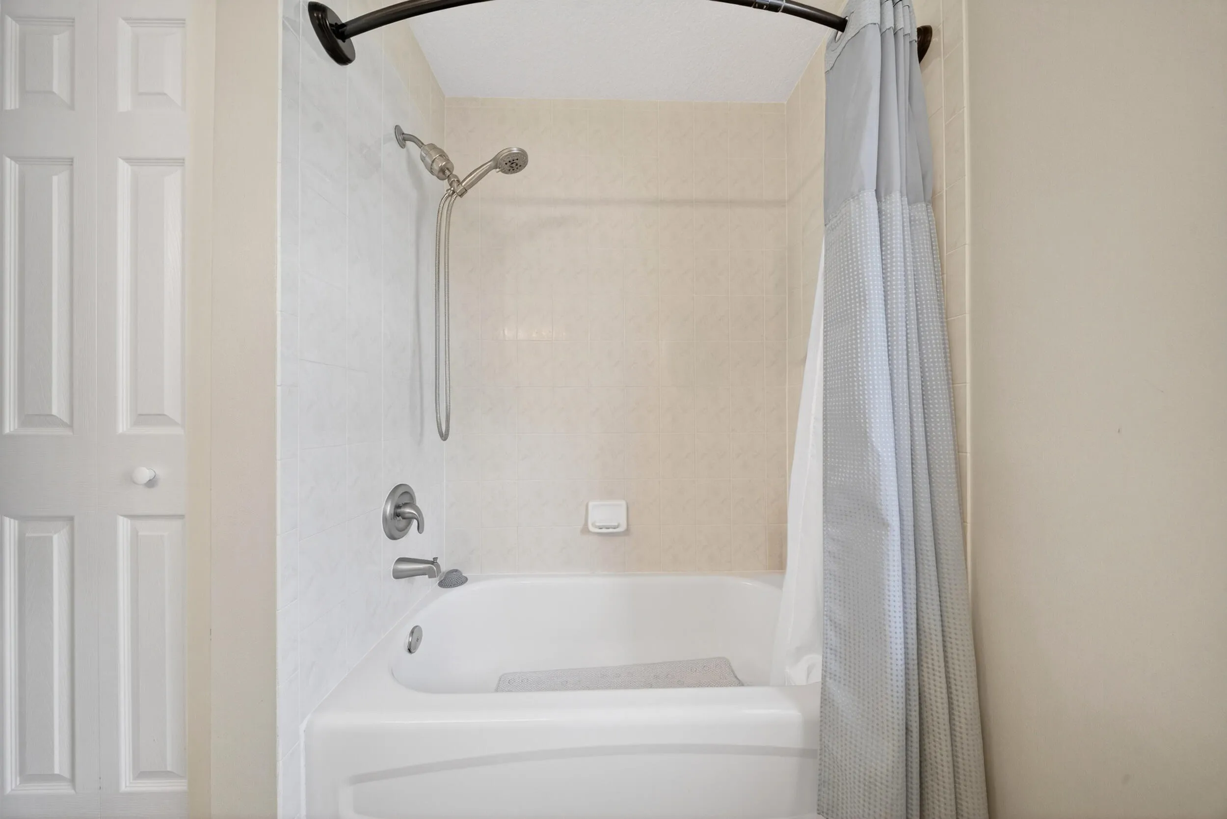 07-guest-bathroom-tub-shower