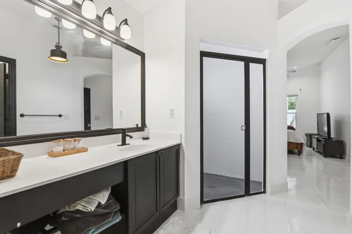 21 Bathroom 02