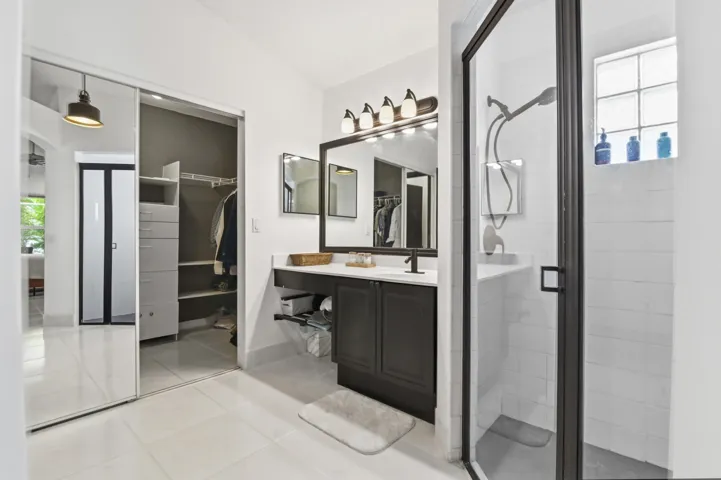 20 Bathroom 01