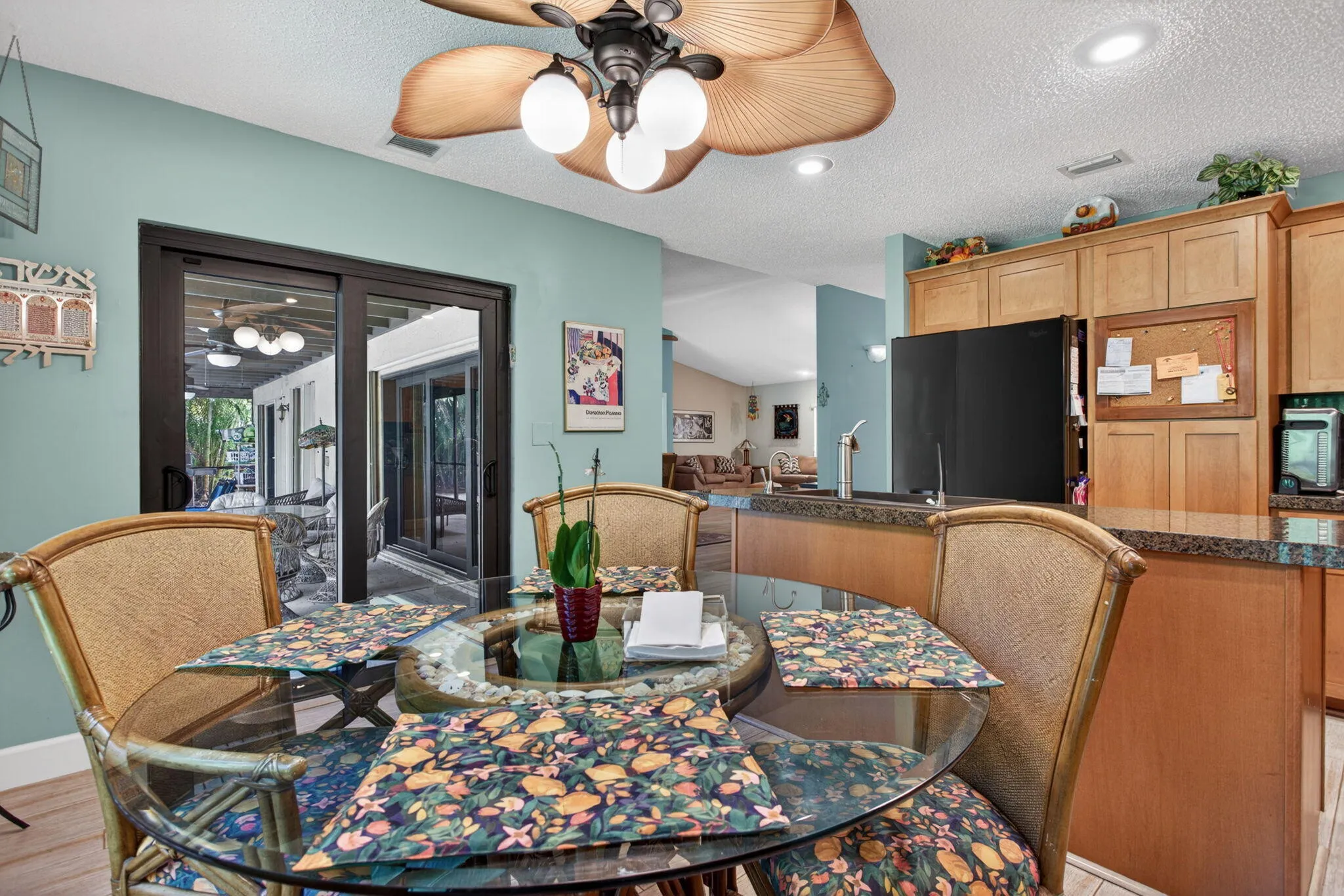 Eat-in kitchen