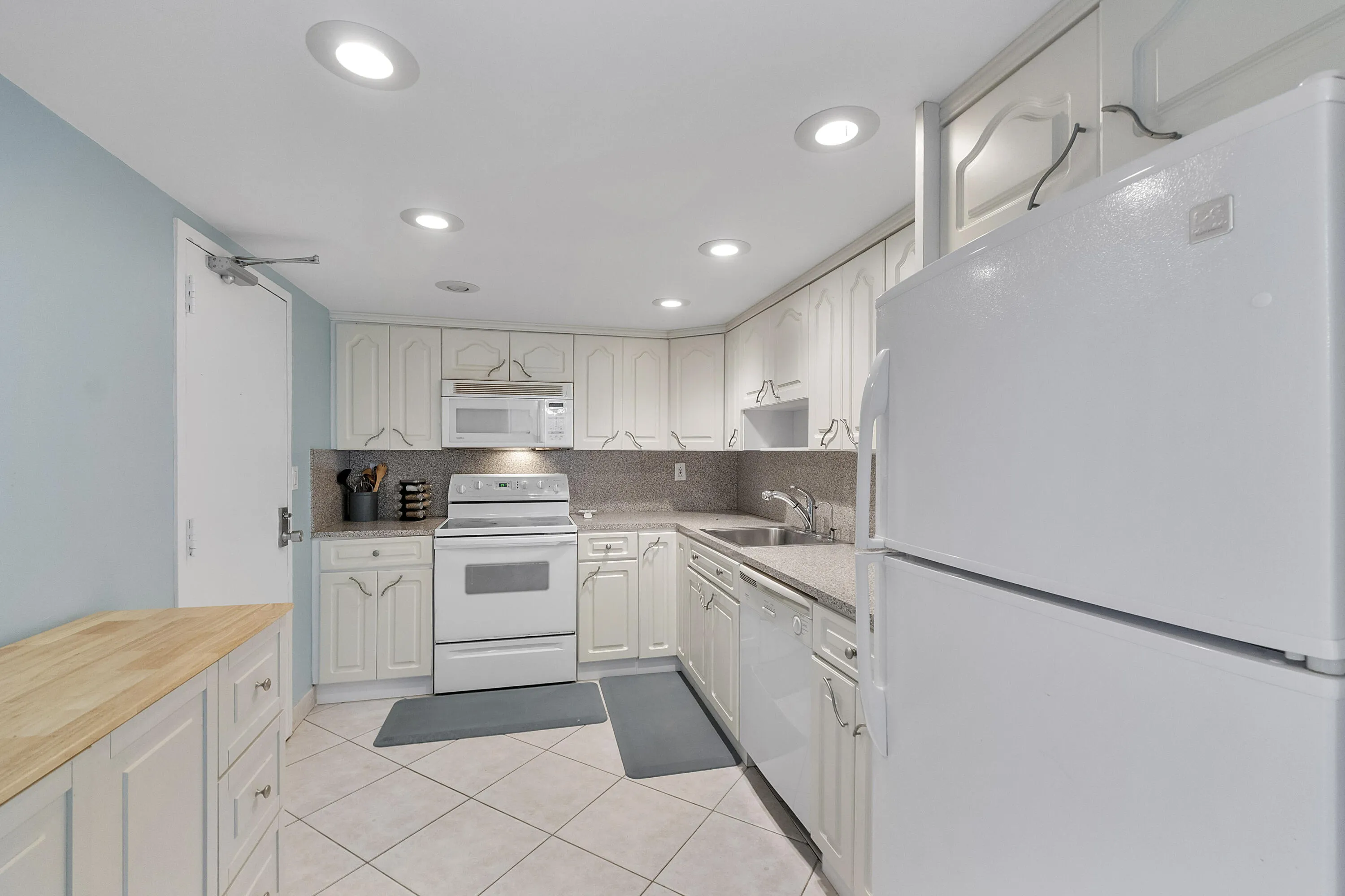 10777 W Sample Rd u918_013