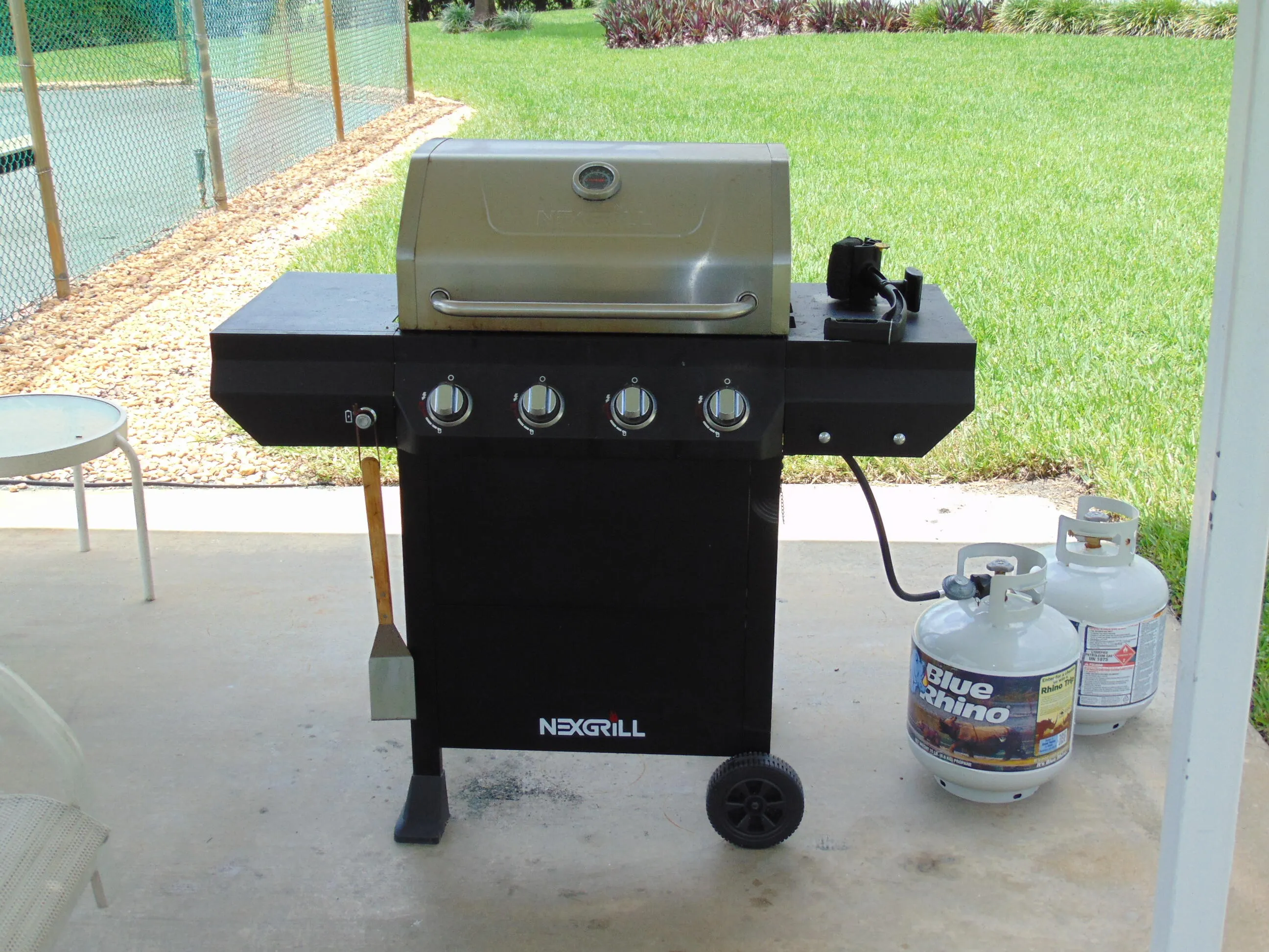 GAS GRILL AT TENNIS COURT