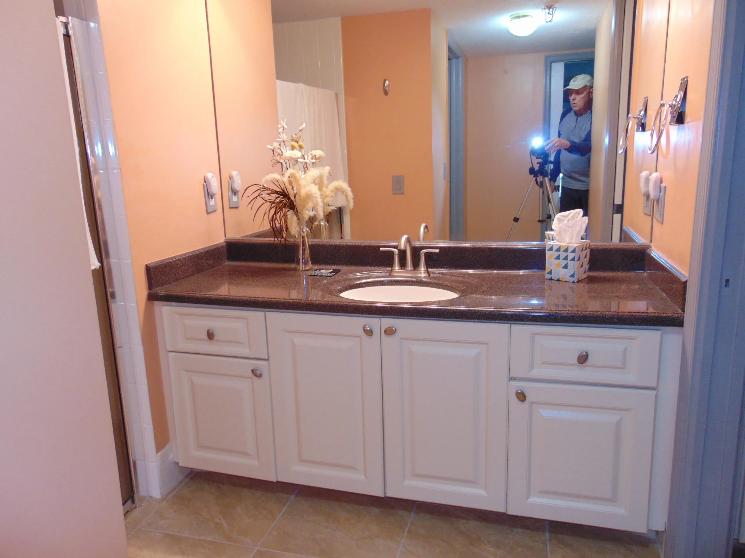 LARGE MAIN BATHROOM