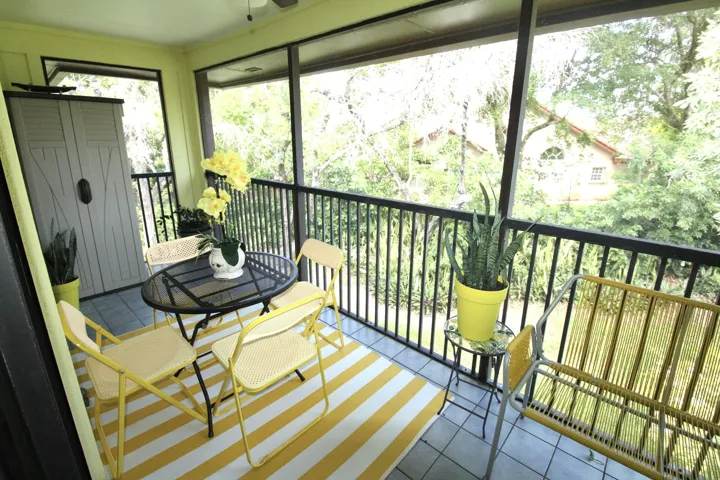 LARGE SCREENED-IN BALCONY 2