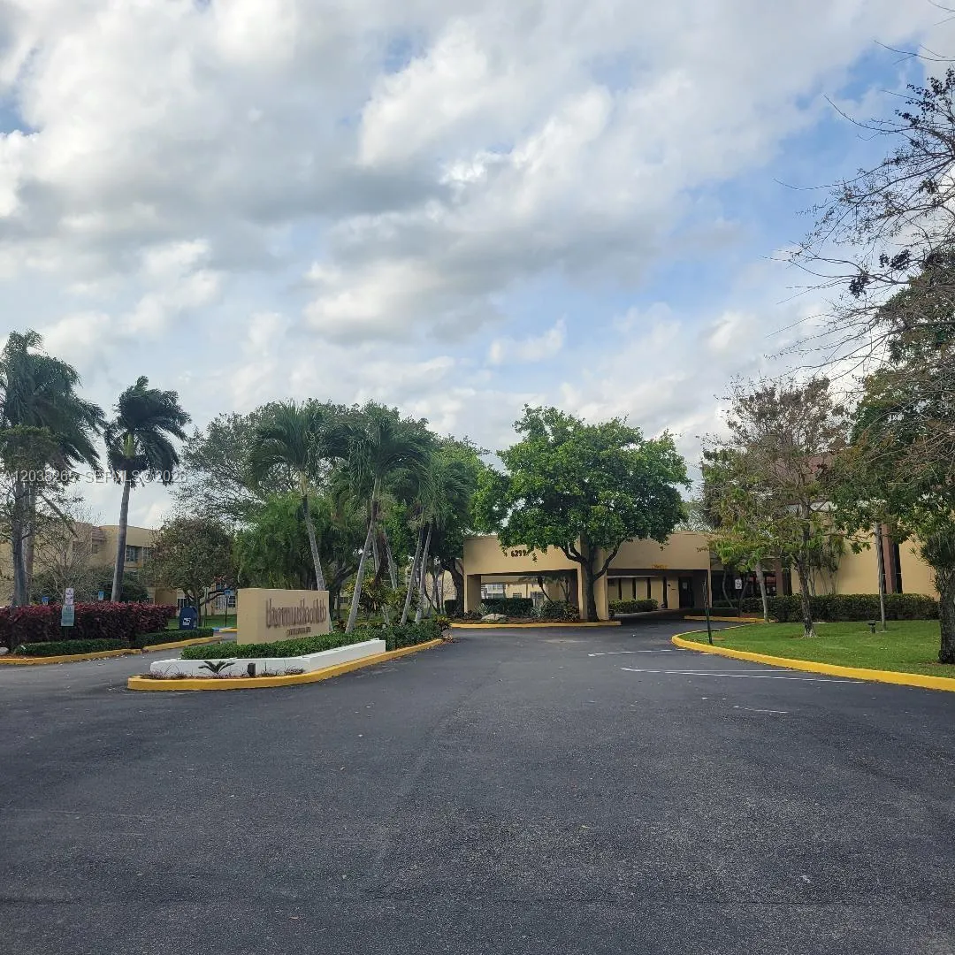 CLUB HOUSE