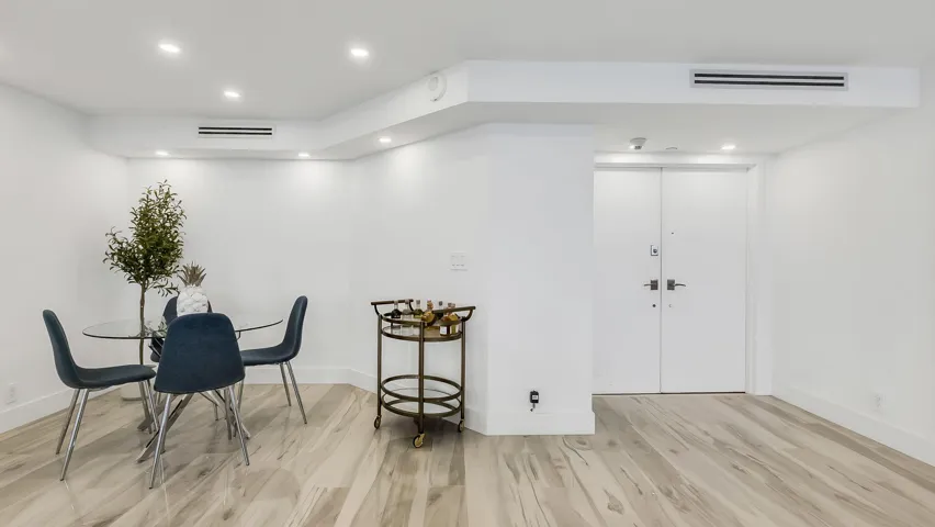 Foyer/Dining area