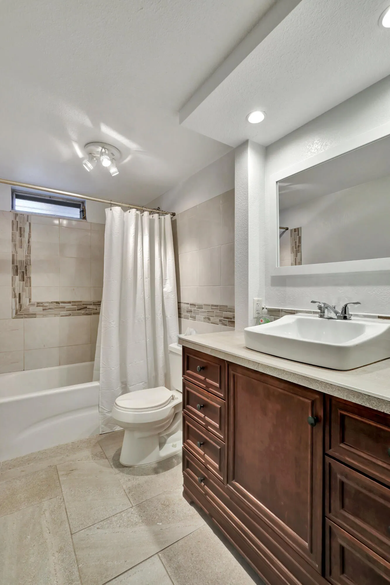Suite Bathroom 1