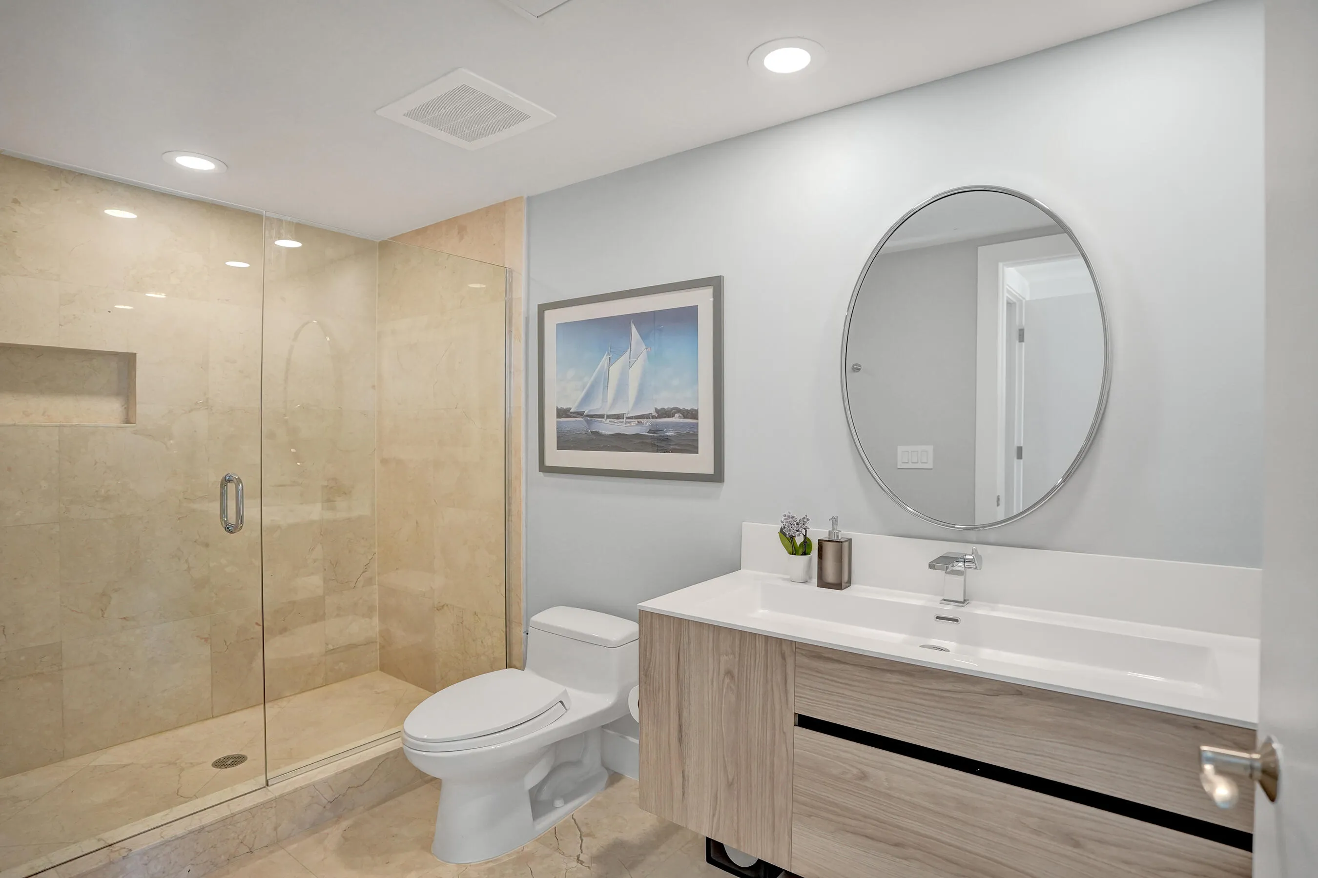 Third bedroom, en-suite bathroom, updated decor