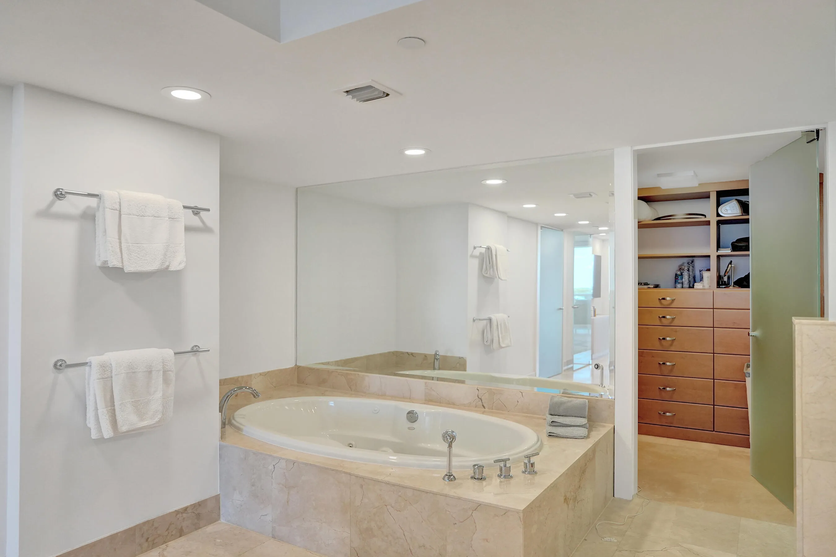 Built in Spa Tub, Primary En-Suite, 2 Walk-in Closets