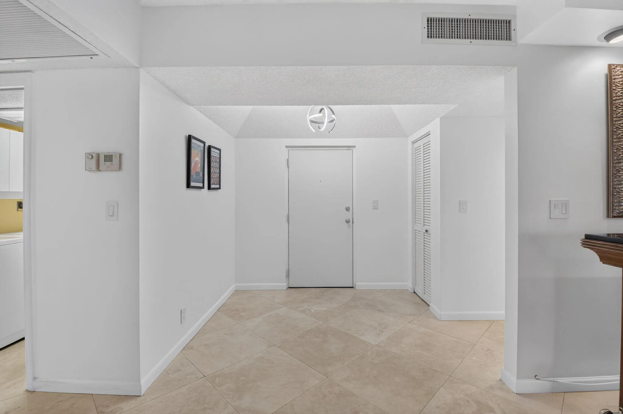 Foyer / Entry