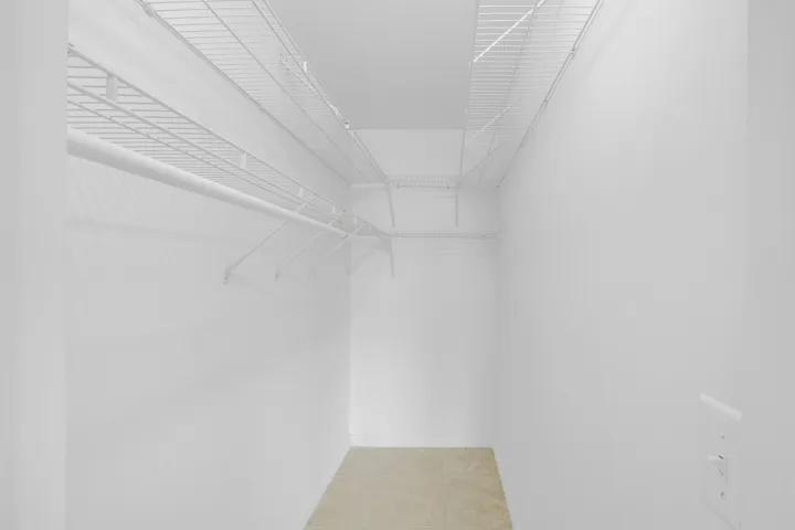 9 Walk-In Ckoset