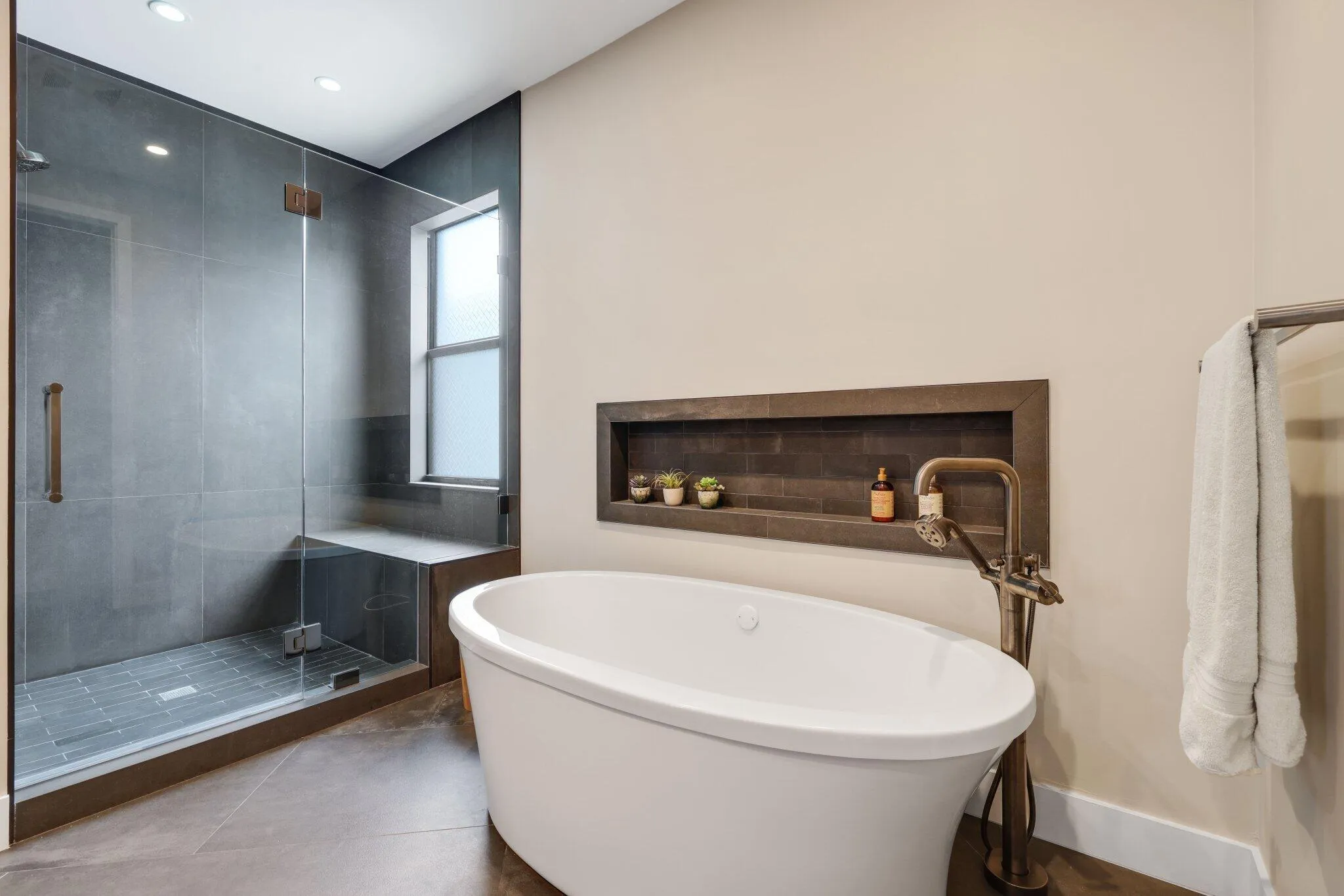 Soaking tub with recessed shelf in wall