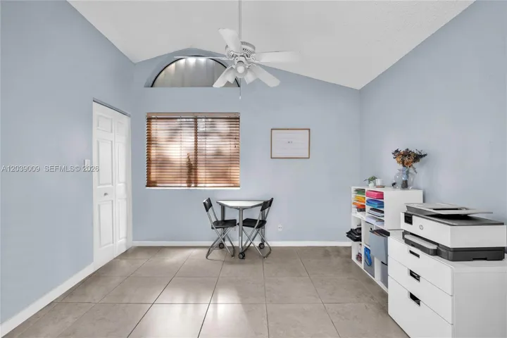 2nd bedroom with access to bathroom