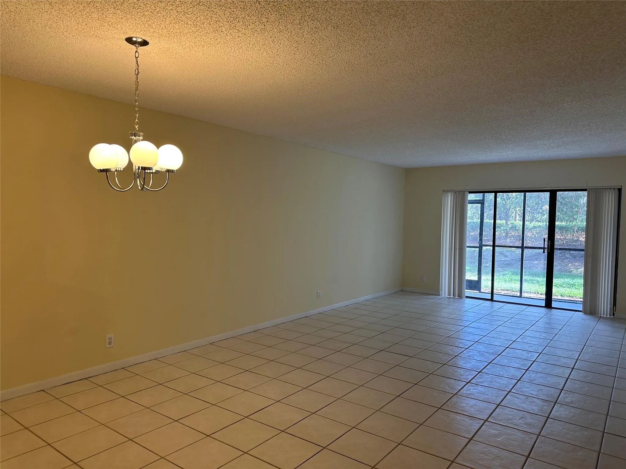 DINING & LIVING ROOM