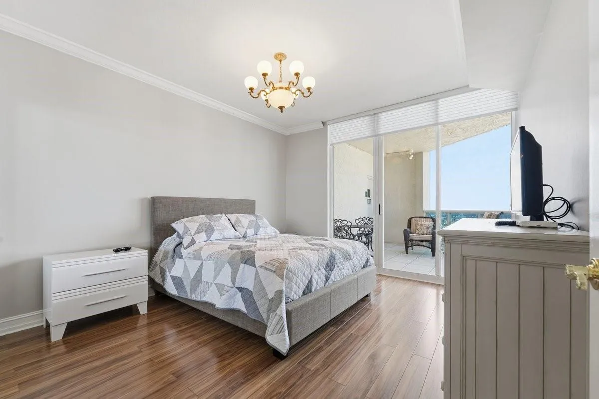 Guest room w/ balcony