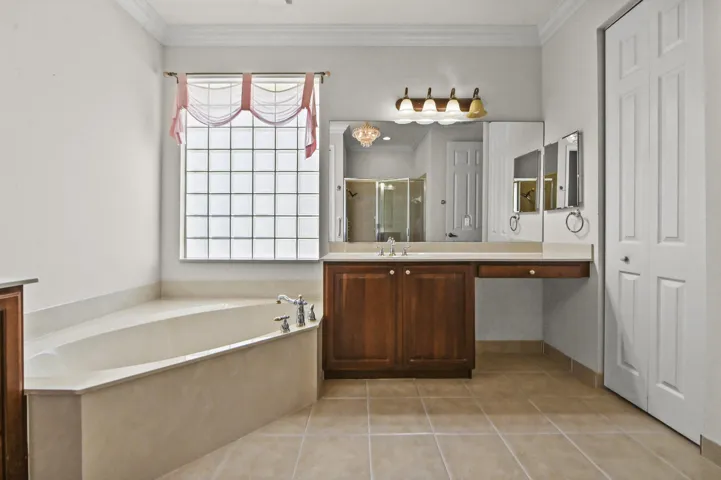 32 Bathroom 02
