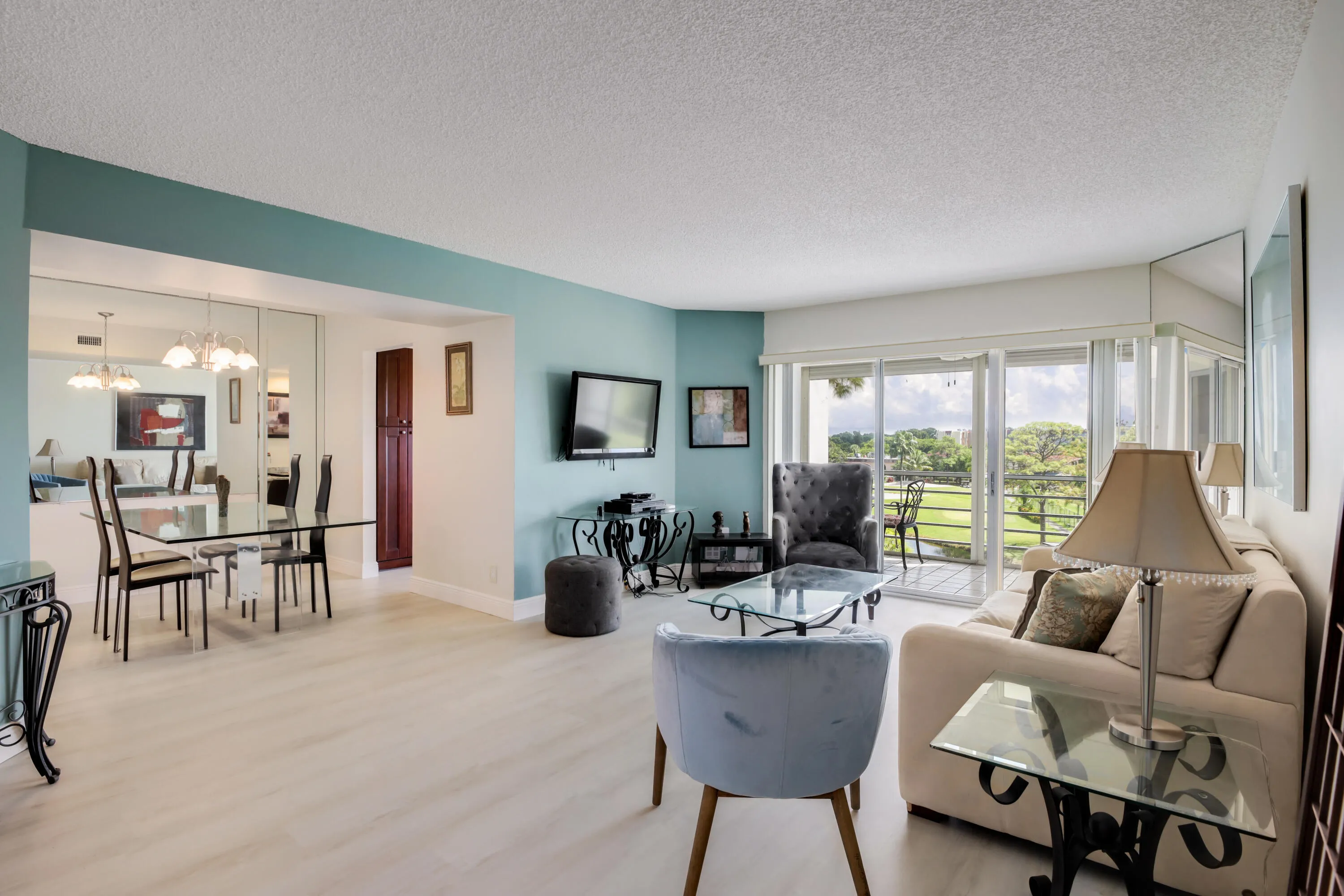 LIV/DINING/BALCONY