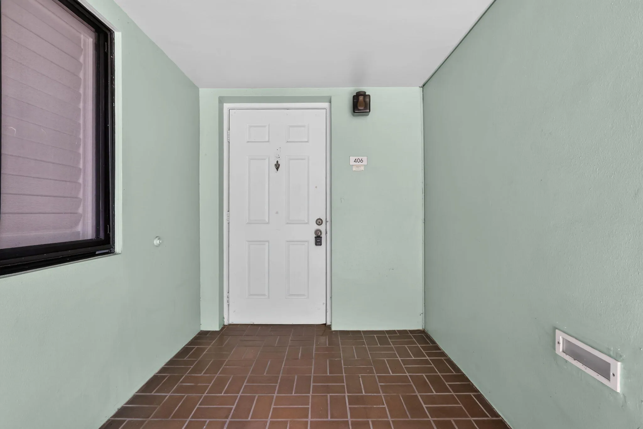 Top floor, corner unit