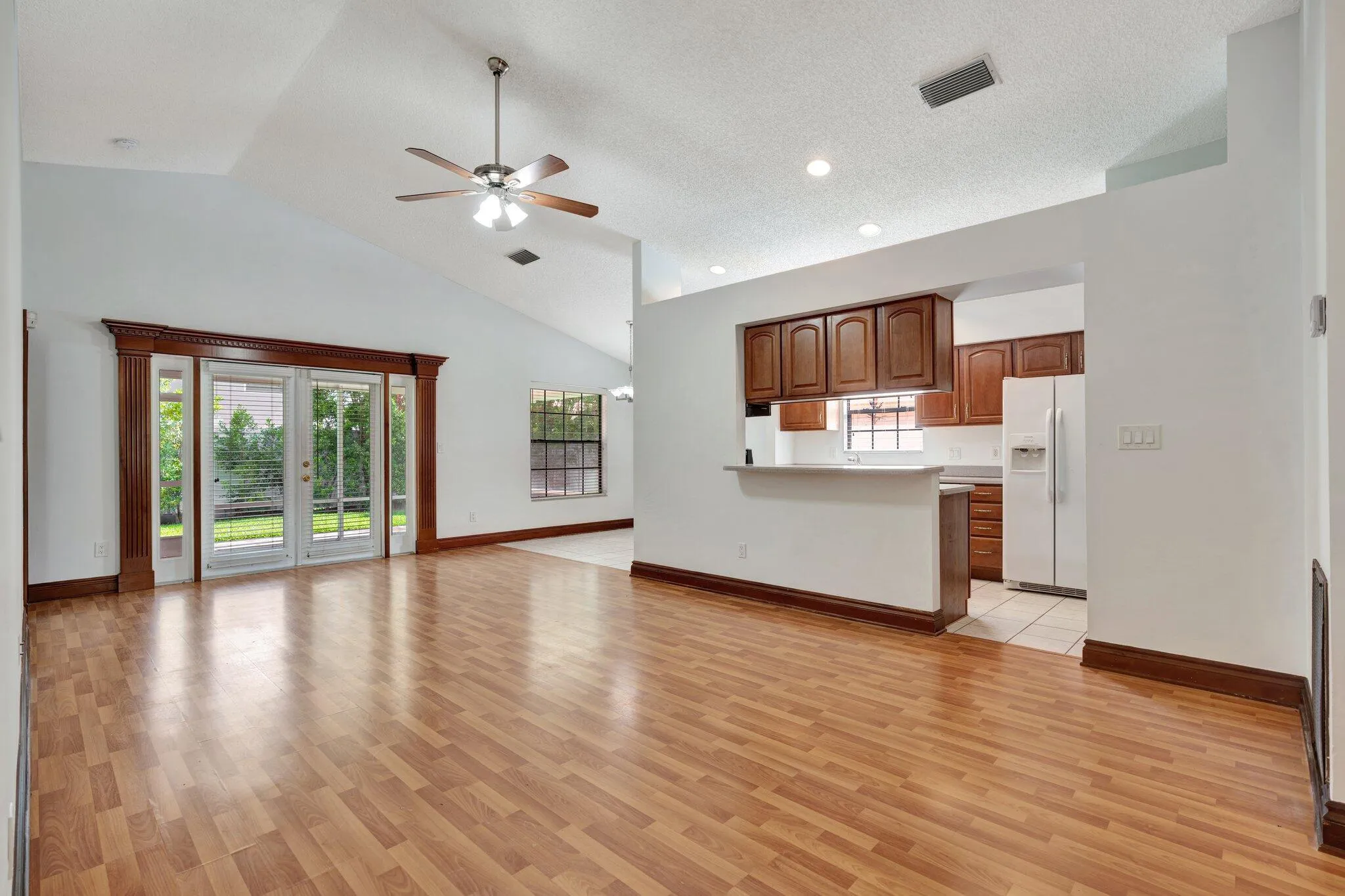 LIVING/KITCHEN