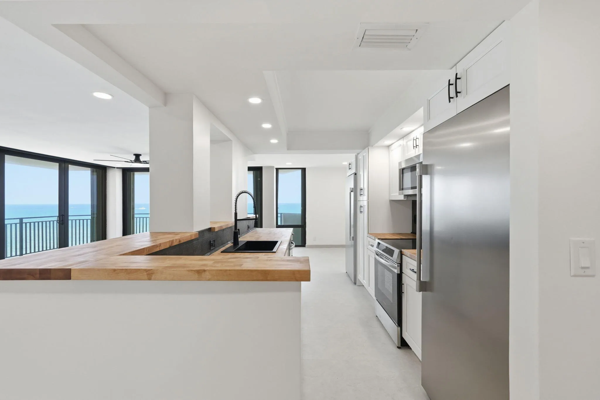 29-web-or-mls-5460_N_Ocean_Dr_Apt_6A_029