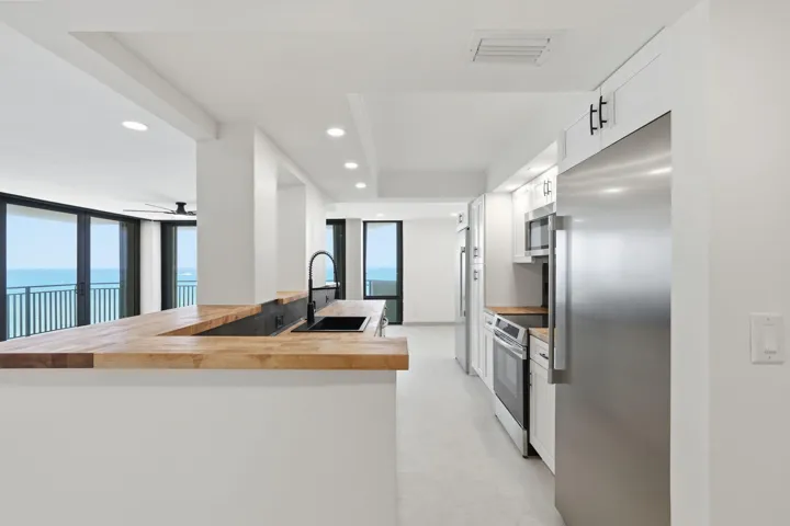 29-web-or-mls-5460_N_Ocean_Dr_Apt_6A_029
