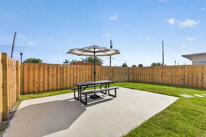 Fully fenced yard for pets/kids