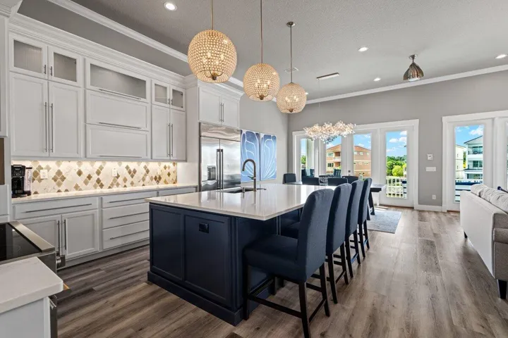 Imagine cooking dinner while admiring the boats sailing by!