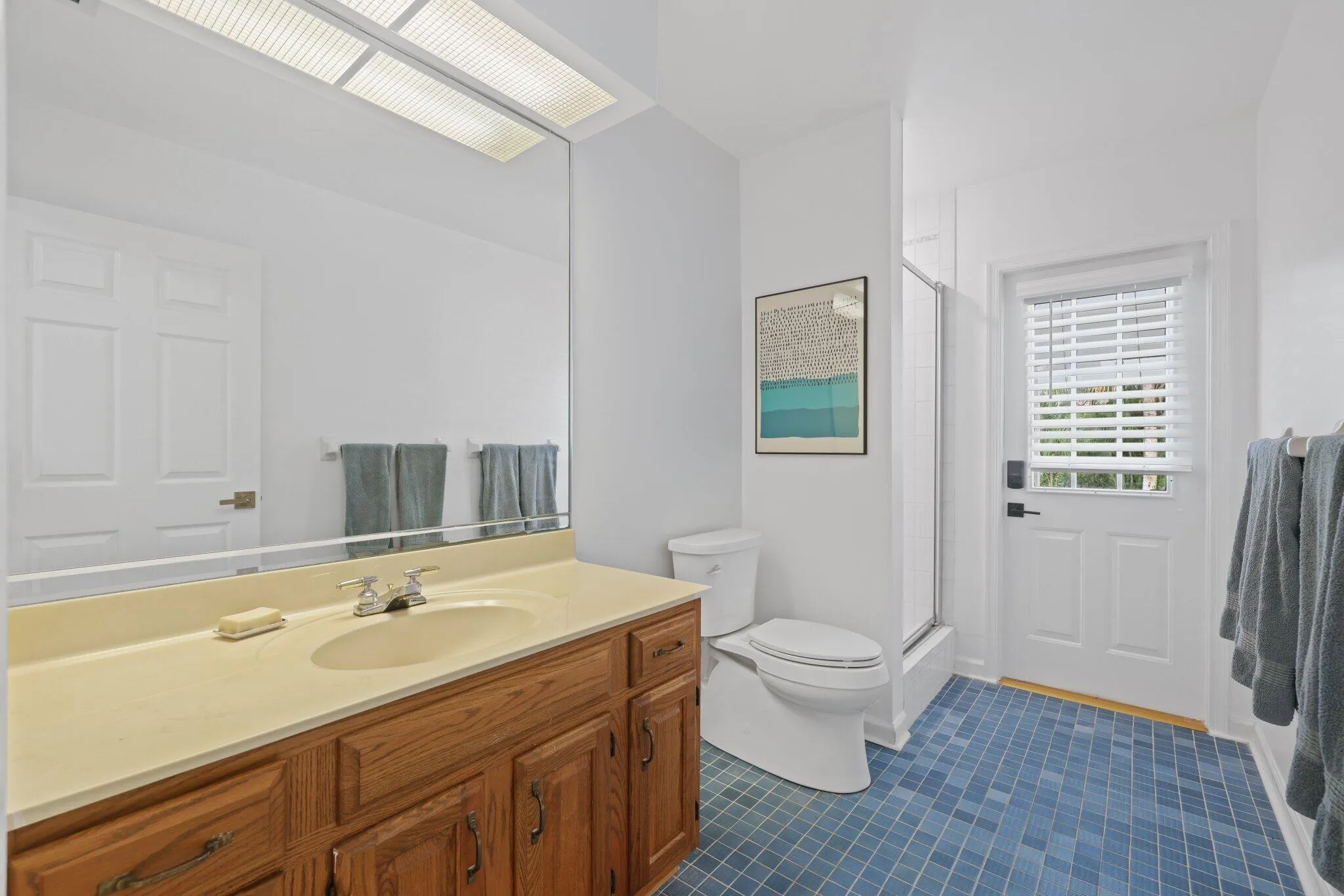 Secondary full bathroom