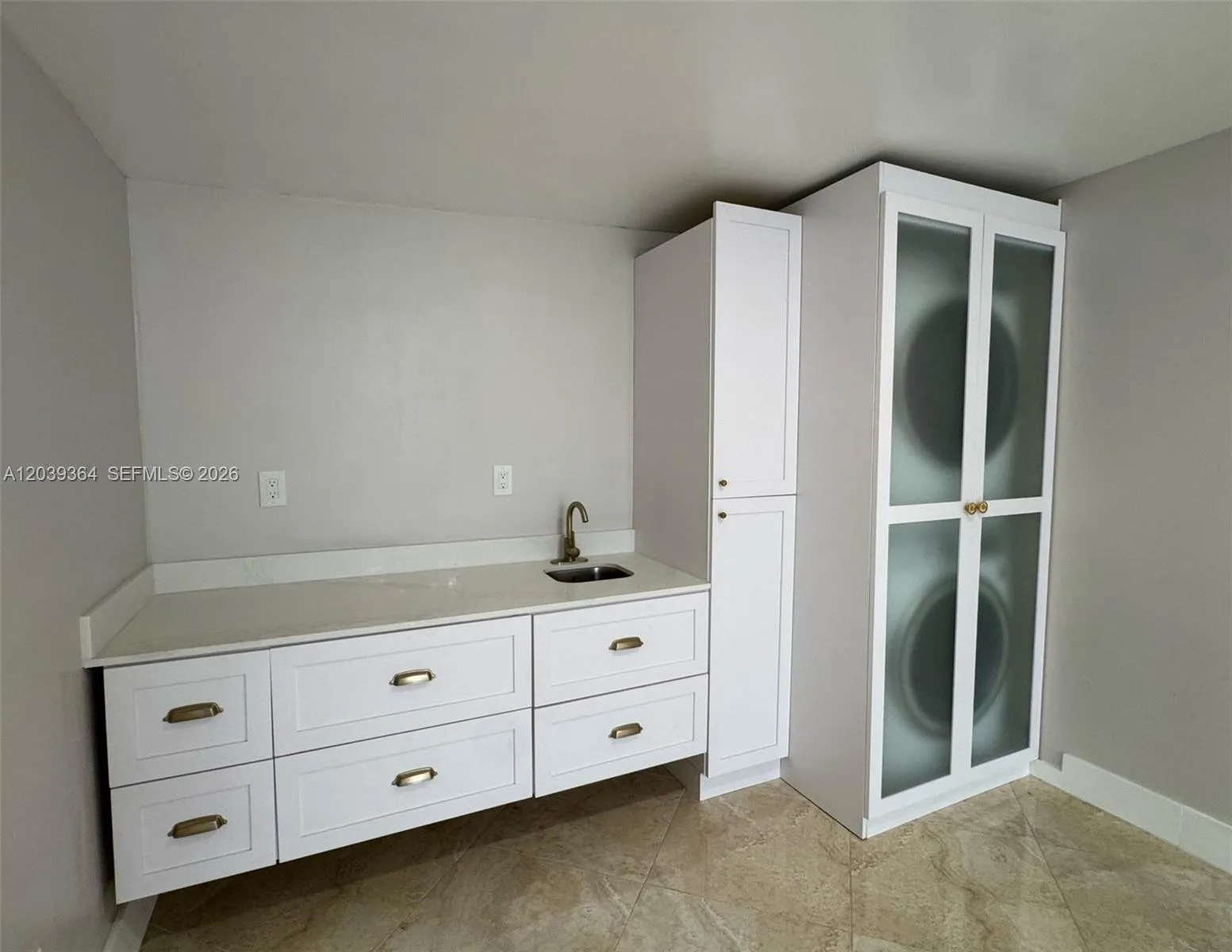 wet bar/ laundry
