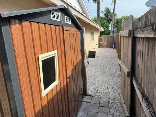 Exterior Side Area