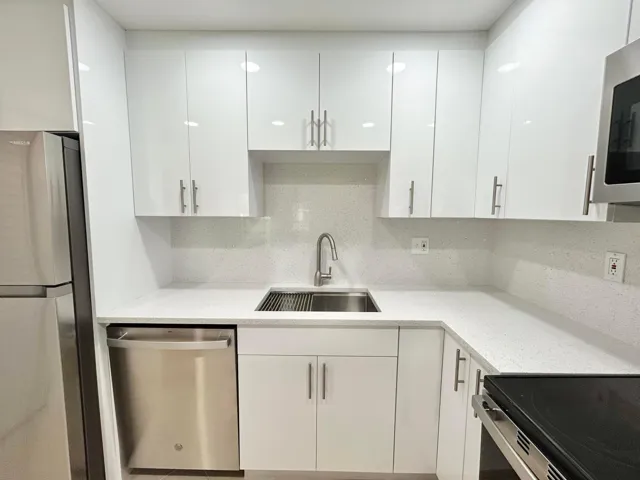 QUARTZ BACKSPLASH